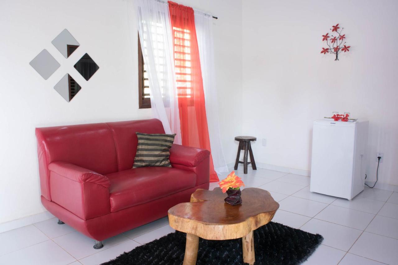 Frigobar, sofá e mesa